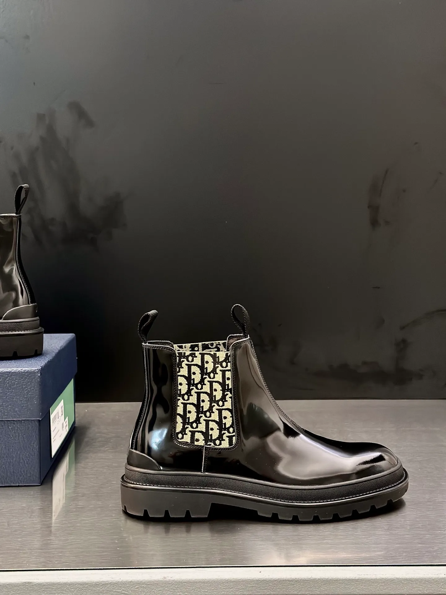 Men's shoes 💰920 Dior Dior high-top sneakers, top-quality goods produced in Dongguan, show version, leading counter trial style, Nappa cowhide material, light and breathable, soft and comfortable, easier to put on and take off, calfskin leather edging, distinctive sports style, genuine leather tongue Dior letter badge, showing the brand style, lightweight embossed pattern rubber sole, light and genuine leather feet, with original packaging Size: 39-40-41-42-43-44 (45, 46 customized) leather shoe size